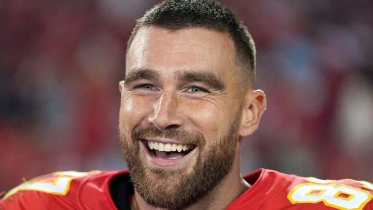 Travis Kelce se deja el bigote previo al inicio de la temporada con Kansas City Chiefs