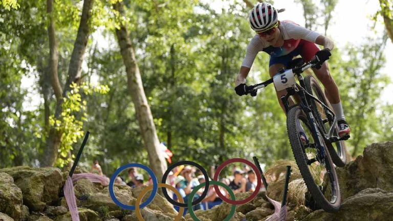 Loana Lecomte, candidata a medalla de oro, quedó fuera de la competencia tras un accidente