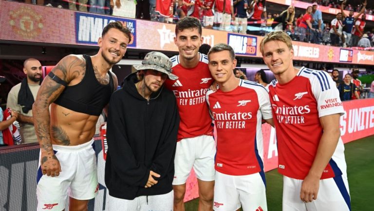 Bieber con los jugadores del cuadro inglés 