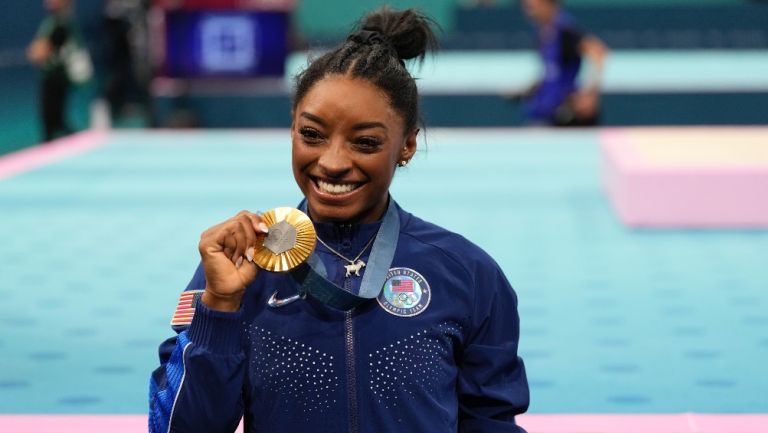 Simone Biles y el collar que la confirma como 'The Goat' tras ganar oro en París 2024