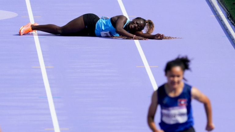 Se repite la historia: Lucia Moris se lesiona en prueba de atletismo de París 2024