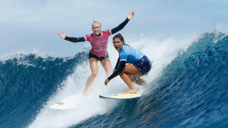 París 2024: Ballena se aparece en plena competencia de surf femenino