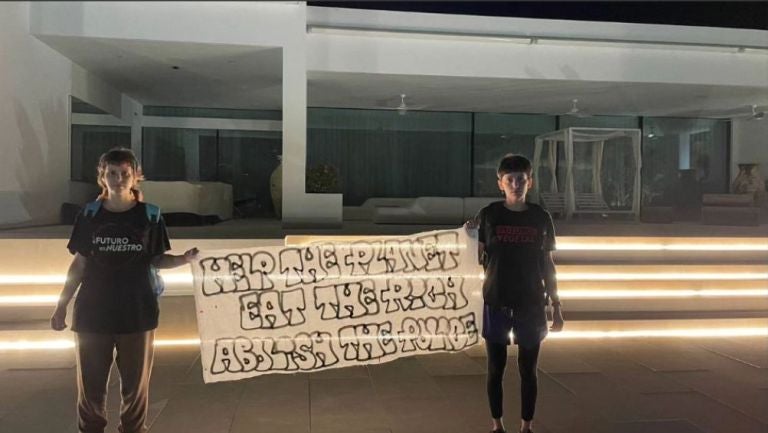 Grupo activista invadió, pintarrajeó y vandalizó la casa de Messi en Ibiza