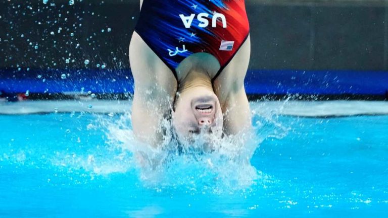 Clavadista estadounidense golpeó con el trampolín