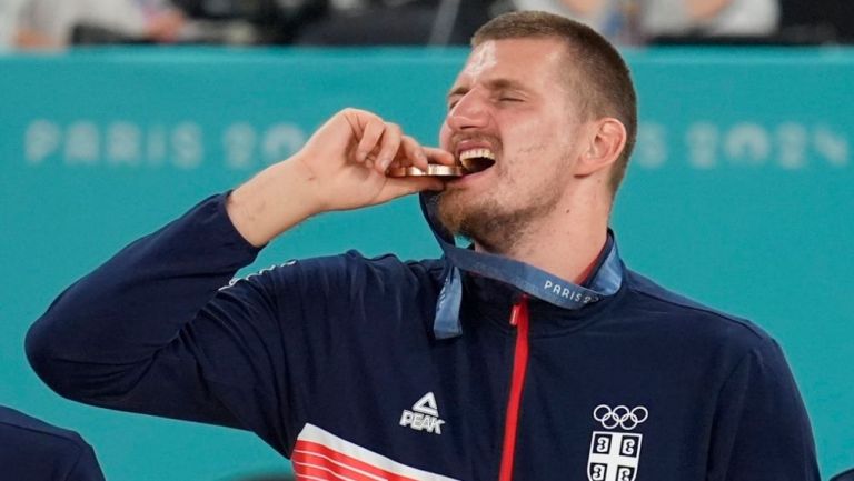 París 2024: Así festejó Nikola Jokić con Serbia después de ganar medalla de bronce