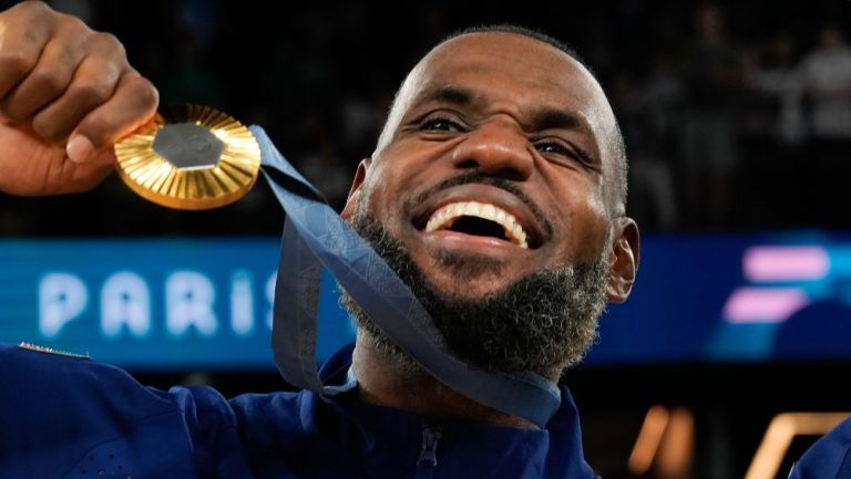 James celebra su medalla de oro