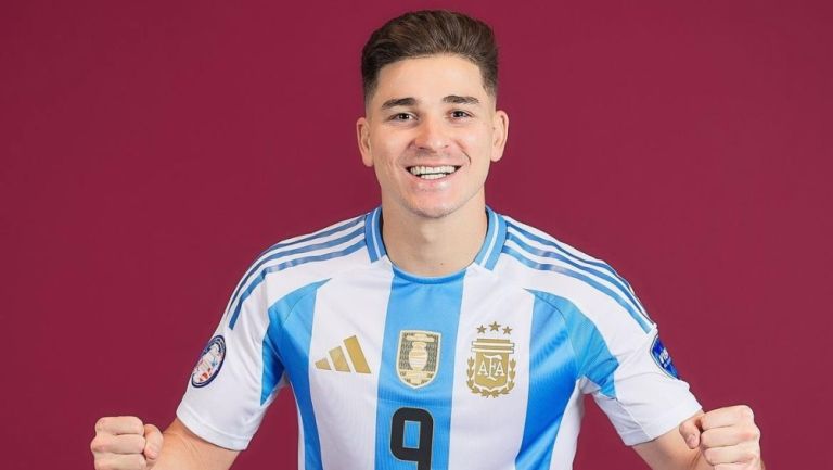 Atlético de Madrid presenta a Julián Álvarez como su nuevo jugador 