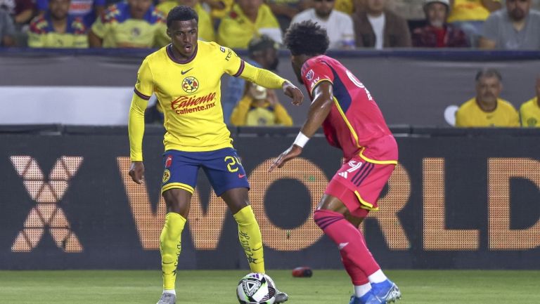 Javairo Dilrosun sale lesionado en el partido vs St. Louis FC