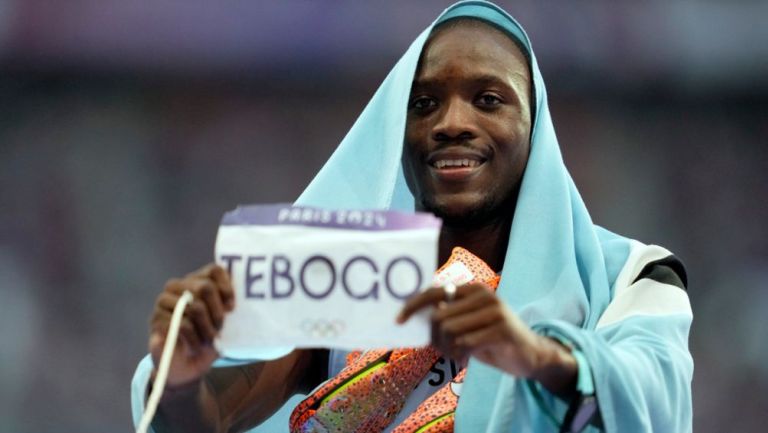 Reciben como una leyenda a Letsile Tebogo en Botsuana tras ser campeón olímpico en París 2024