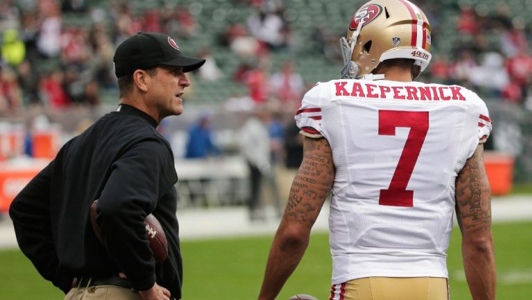 Jim Harbaugh invita a Kaepernick a regresar a la NLF con los Chargers 