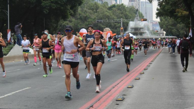 Captan a corredor haciendo trampa en pleno Maratón de la CDMX; celebra y cruza la meta