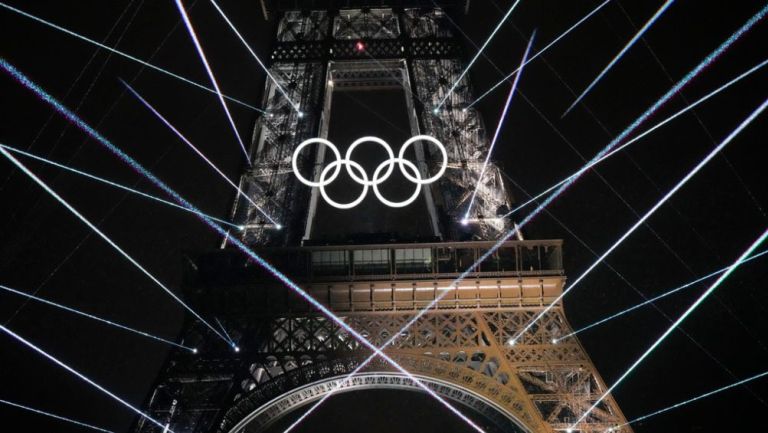 Aros olímpicos permanecerán en la Torre Eiffel tras decisión de la alcaldesa de París