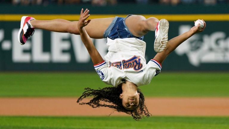 Hezly Rivera se luce con acrobacia en el primer lanzamiento del Rangers vs Yankees