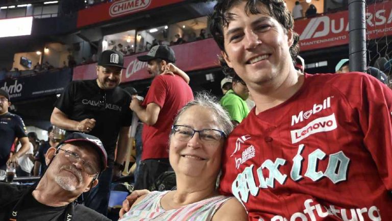 ¡El mejor apoyo! Los padres de Trevor Bauer asistieron a Monterrey para el Juego 3