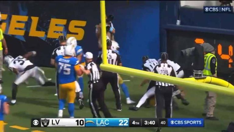 ¡Se armó la campal! Chargers y Raiders se fueron a los golpes en pleno partido