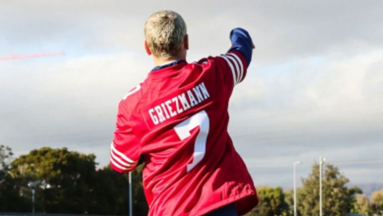 Griezmann vestido con los colores de los 49ers