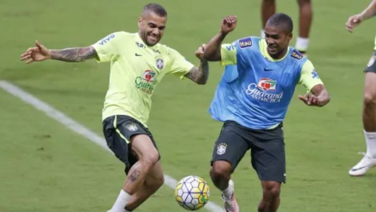 Douglas Costa y Dani Alves con la canarinha