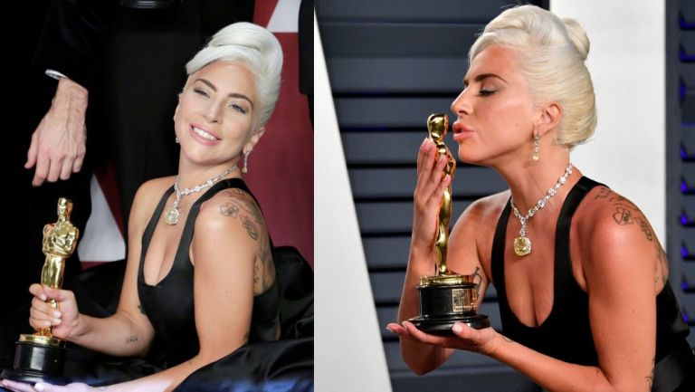 Lady Gaga posando con su primer Oscar, por mejor canción para "A Star is Born"