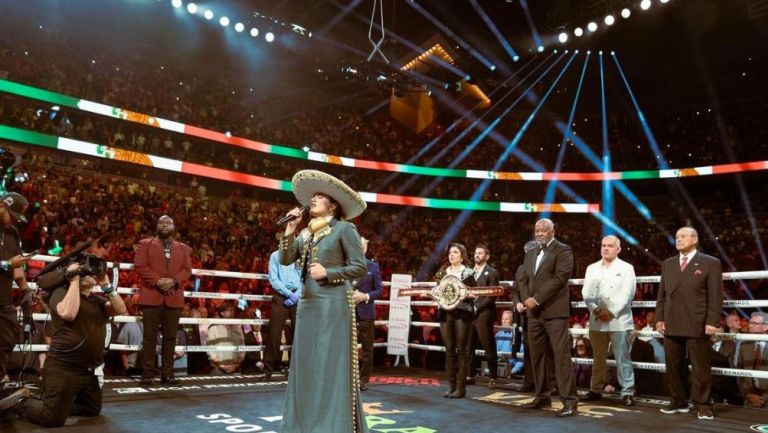 'Me traicionaron los nervios': Camila Fernández tras error en el himno en la pelea 'Canelo' vs Berlanga