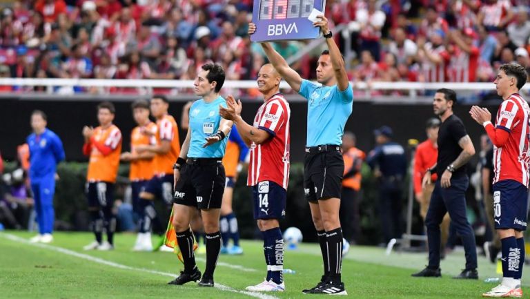 'Chicharito' Hernández le 'cede' ovación a Armando González en el partido frente a León