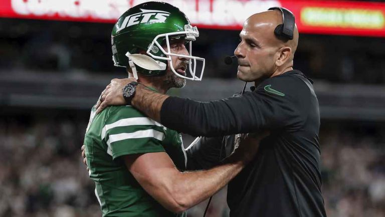 ¿Problemas en el paraíso? Aaron Rodgers le niega abrazo a Robert Saleh en el TNF