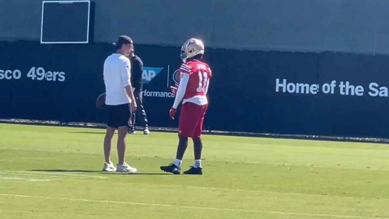 Brandon Aiyuk y Kyle Shanahan 'se pelean' en pleno entrenamiento