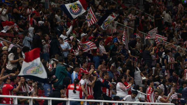 Aficionadas de Chivas son retiradas del Estadio Akron por pedir la salida de ‘Quino’ Moreno y Nelly Simón 