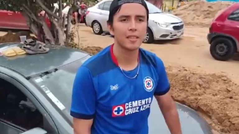 Aficionado del Cruz Azul rescata su auto