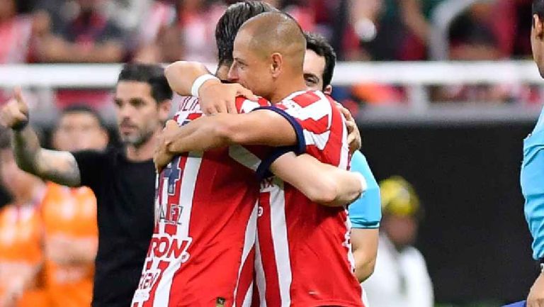 ‘Chicharito’ apoyó a la ‘Hormiga’ González tras su lesión ante Monterrey 