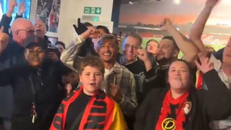 Julián Araujo festeja triunfo del Bournemouth en un bar con aficionados 