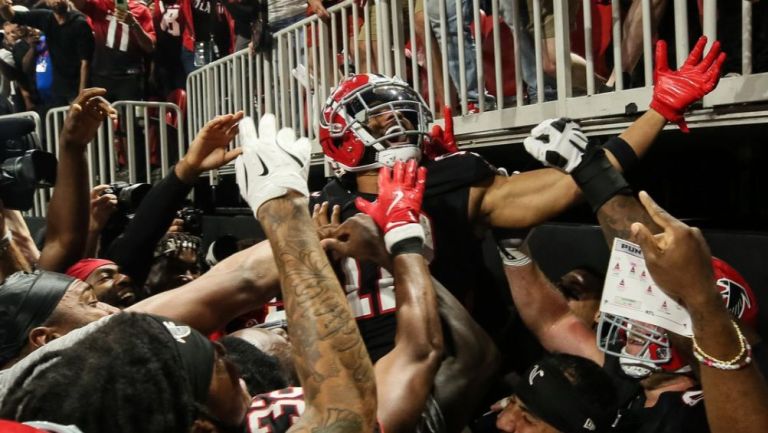 Falcons vienen de atrás y vencen a los Bucs