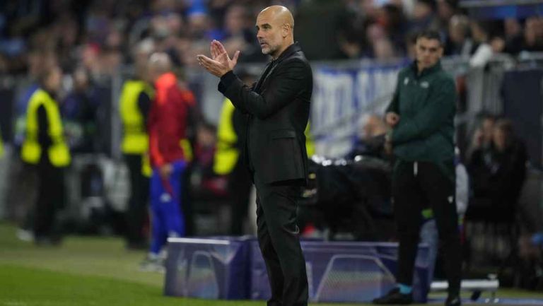 Aficionados de Manchester City colocan pancarta pidiéndole a Pep Guardiola que se quede