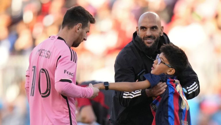 Messi le concedió una foto a un pequeño invasor del campo