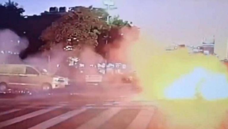 Así fue el momento en el que una moto eléctrica explota  mientras era conducida. 