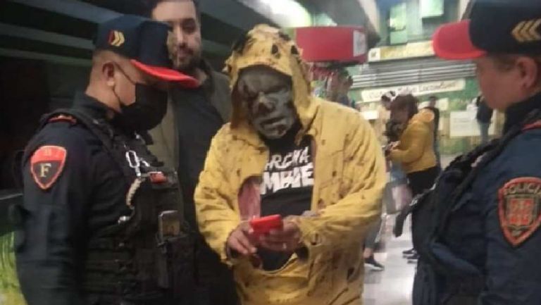 'Zombie' causa terror en el Metro de la Ciudad de México 