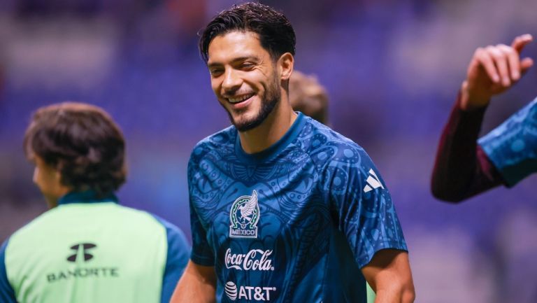 Raúl Jiménez convive y se toma fotos con aficionados tras el México vs Valencia 