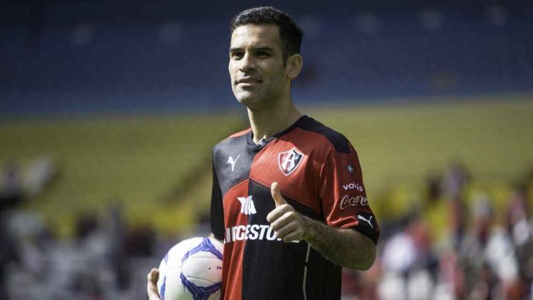 Rafa Márquez no olvida su pasado rojinegro y 'se niega' a firmar playera de Chivas