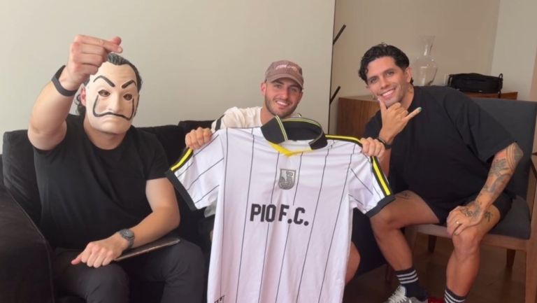 Santiago Giménez es captado presumiendo playera de Pío FC