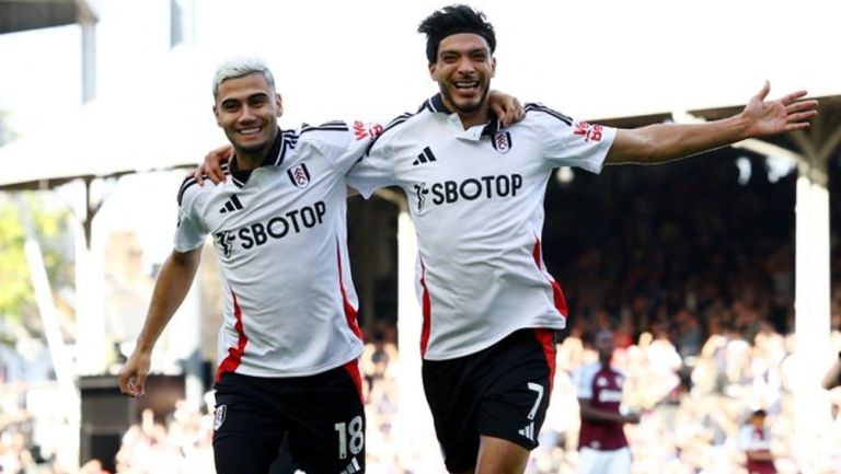 Raúl Jiménez le marca al Dibu Martínez en el Fulham vs Aston Villa