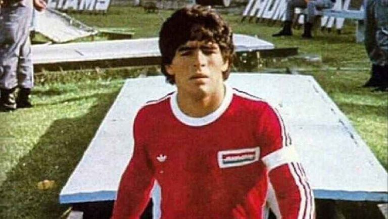 Argentinos Juniors dedica homenaje a Diego Maradona por los 48 años de su debut