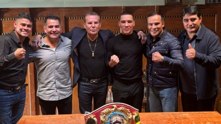 ¡Muchos campeonatos juntos! Julio César Chávez comparte foto con figuras del boxeo  