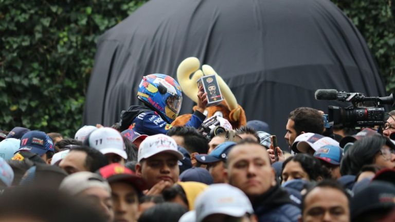 Cientos de aficionados se reunieron para ver a Checo Pérez