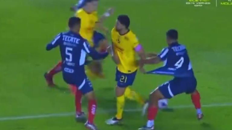 ¿Hubo falta de Henry Martín en gol de Fidalgo ante Rayados?