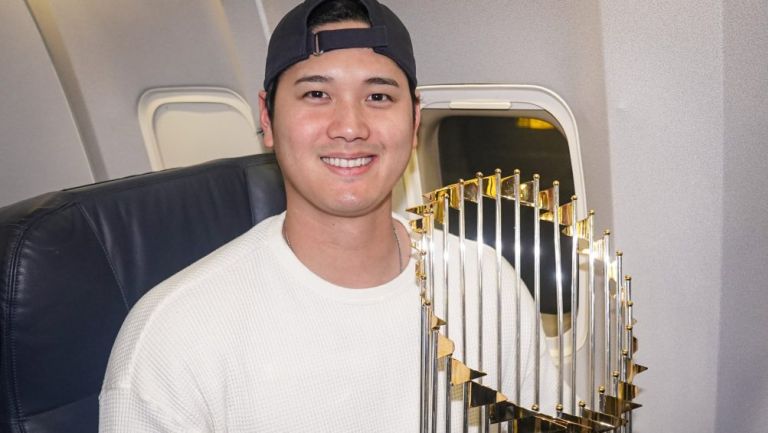 ¡De vuelta a casa! Dodgers aterriza en Los Ángeles con trofeo de la Serie Mundial