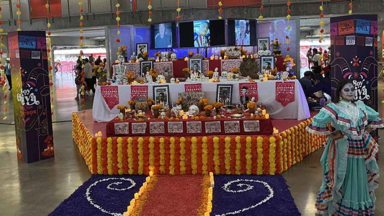 Realizan altar de muertos para aficionados y futbolistas históricos de Chivas 