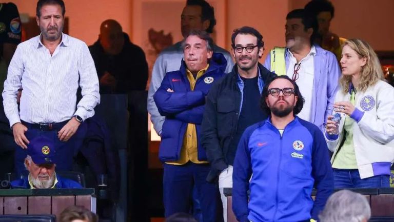 Emilio Azcárraga viendo un partido de América