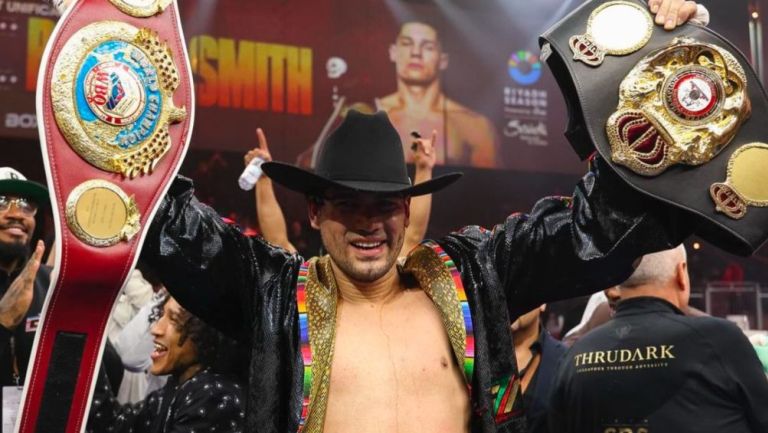 'Zurdo' Ramírez vence a Chris Billam-Smith y unifica dos cinturones de peso crucero