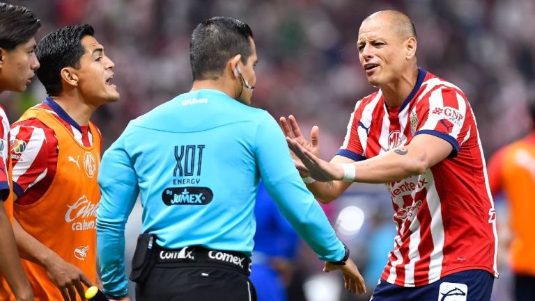 Chicharito se enfrascó con el arbitraje