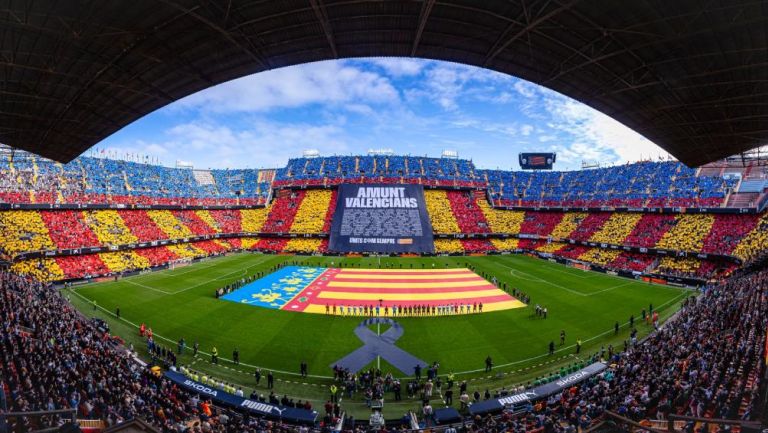 Valencia rinde homenaje a víctimas de inundaciones en su regreso al Estadio Mestalla