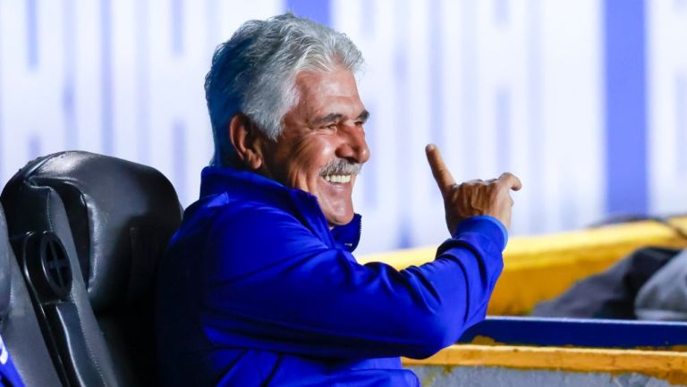 Ricardo Ferretti se ríe tras penalti fallado de André-Pierre Gignac